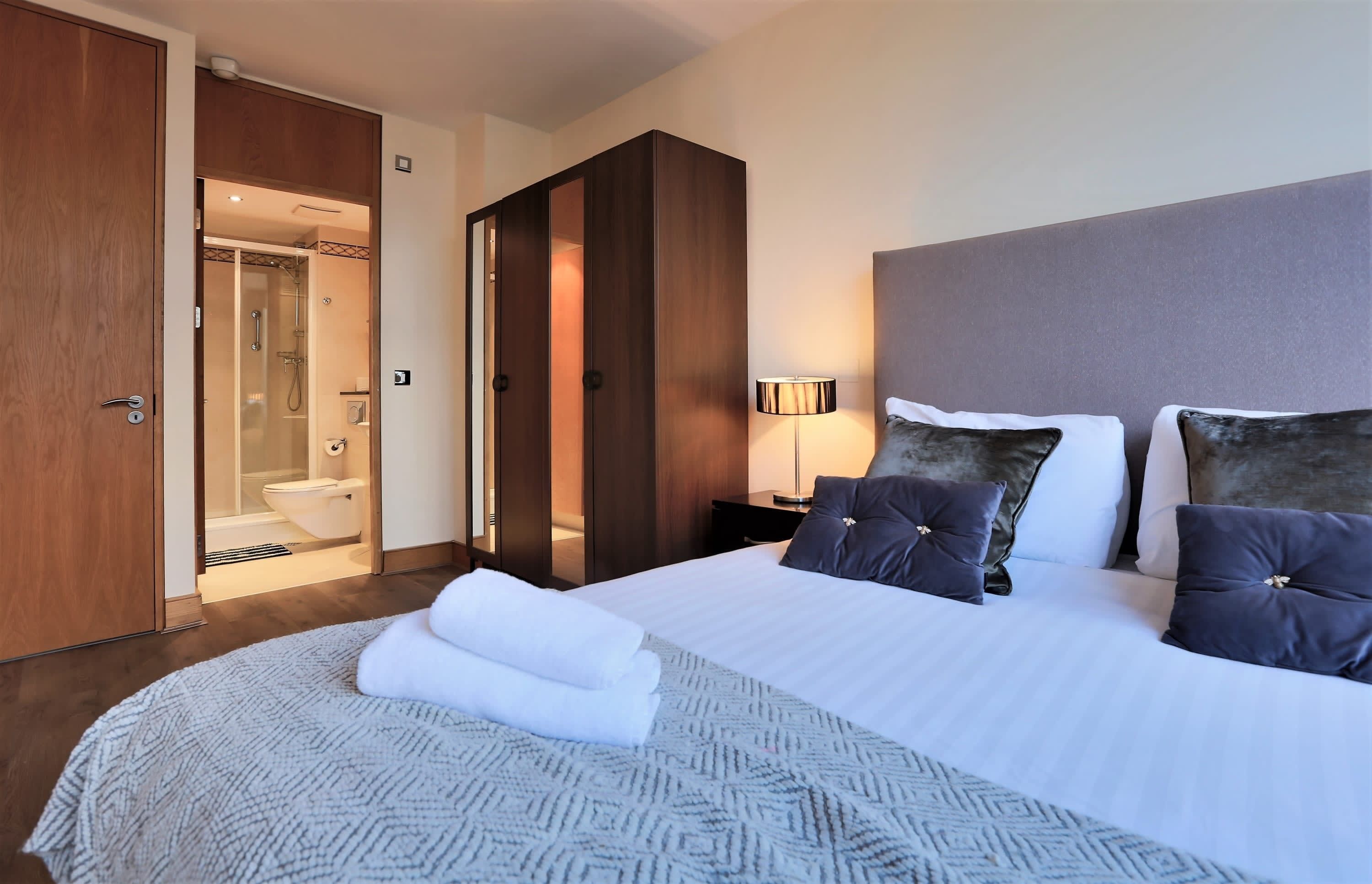 2 bedrooms, desk, iron/ironing board, WiFi