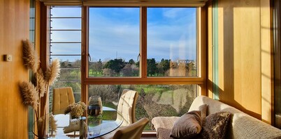 2 Bedroom Sunny Private Apartment, both Ensuite!