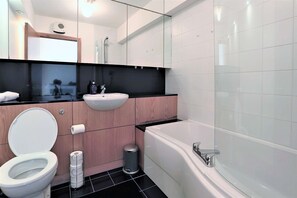 Bruser, hårtørrer, håndklæder