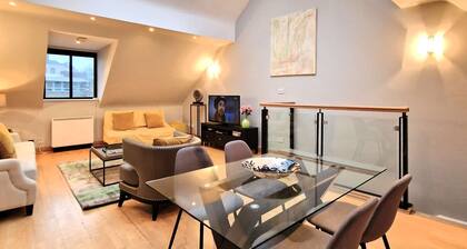 Superbly located! Bright and Airy Mews.