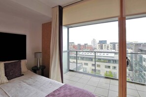 2 bedrooms, desk, iron/ironing board, WiFi