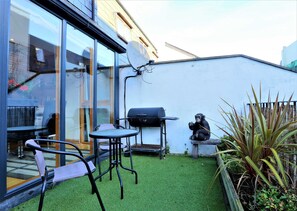 Outdoor dining - Luxury Hideaway Mews, in the Heart of Dublin (Dublin 2)