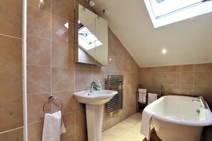 Shower, hair dryer, towels - Luxury Hideaway Mews, in the Heart of Dublin (Dublin 2)