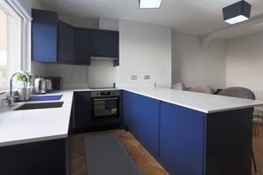 Een microgolfoven, een oven, een kookplaat, een vaatwasser