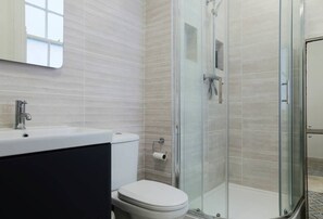 Een douche, een haardroger, handdoeken