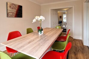 Dining - 2 minute walk to LUAS (tram)! (Dublin)