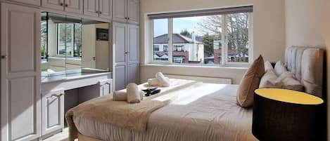 4 bedrooms, iron/ironing board, WiFi, bed sheets