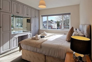 4 bedrooms, iron/ironing board, WiFi, bed sheets