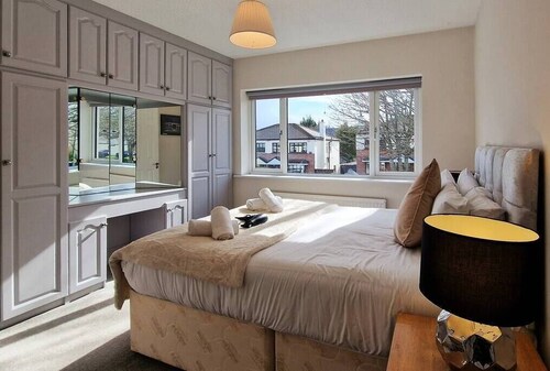 2 minute walk to LUAS (tram)!