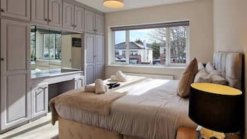 4 bedrooms, iron/ironing board, WiFi, bed sheets