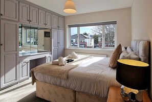 4 habitaciones, tabla de planchar con plancha, wifi y ropa de cama 