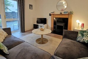 Una televisión, una chimenea, una oficina