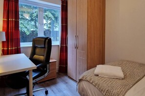 2 bedrooms, desk, iron/ironing board, WiFi