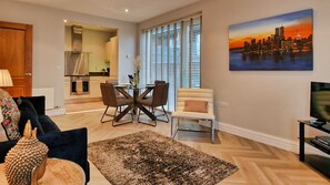 TV, offices - Luxury apartment, walking distance to city centre. (Dublin)