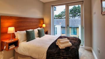 2 bedrooms, desk, iron/ironing board, WiFi