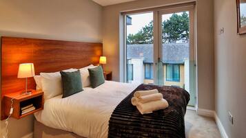 2 bedrooms, desk, iron/ironing board, WiFi