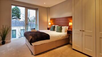 2 bedrooms, desk, iron/ironing board, WiFi