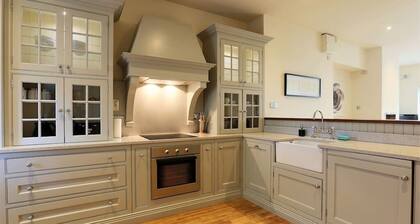 Elegant City Centre Regency Townhouse with Patio