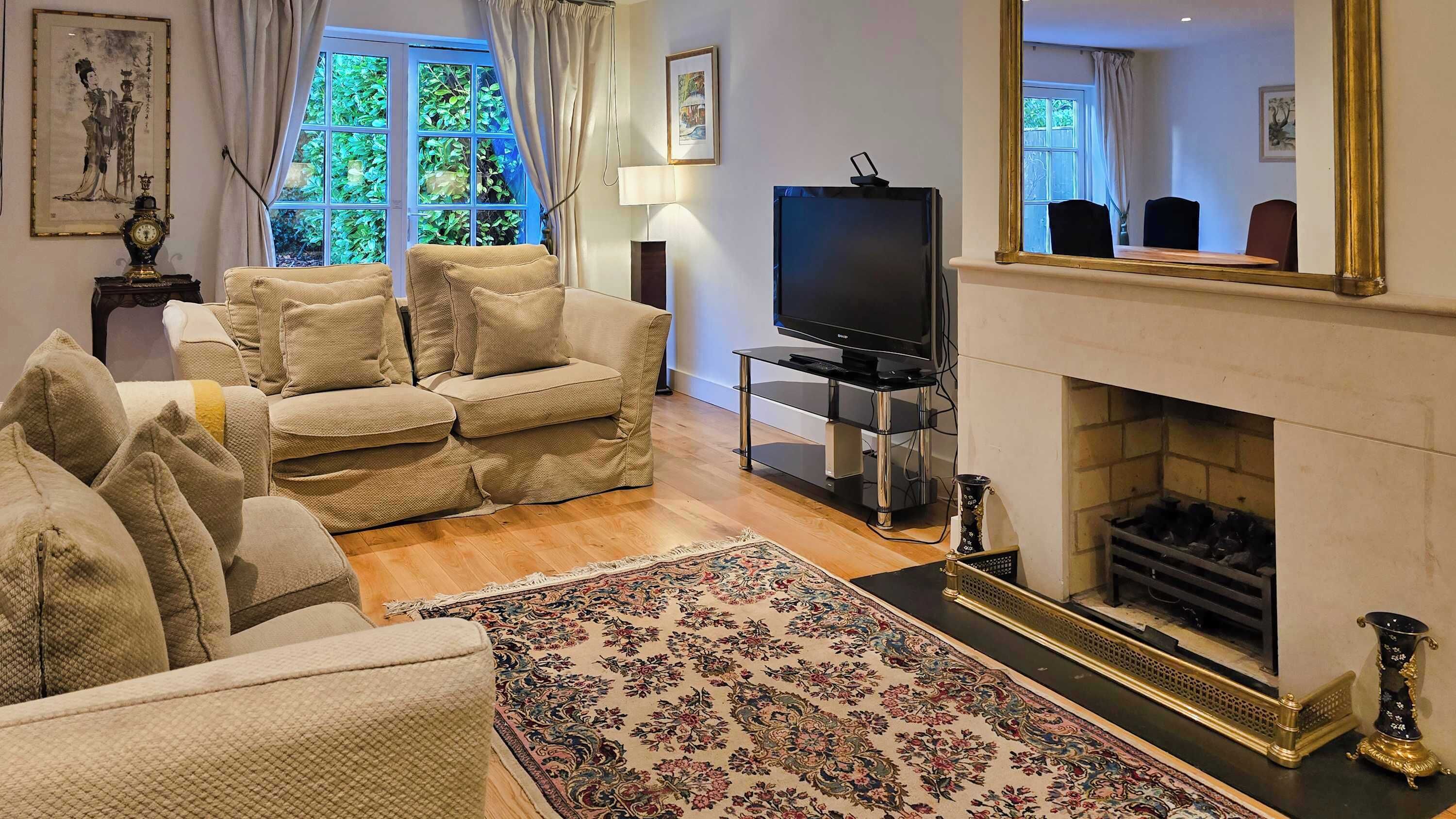 Televisio, takka, työhuone