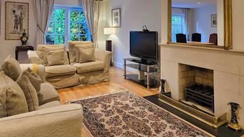 Televisio, takka, työhuone