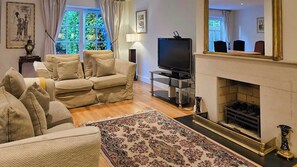 Televisión, chimenea y oficina