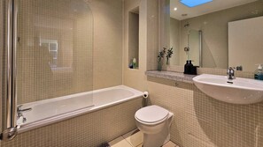 Shower, hair dryer, towels - Period Character with Modern Comforts In Monkstown (Dublin)