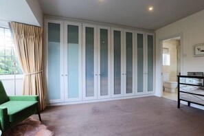 3 bedrooms, desk, iron/ironing board, WiFi
