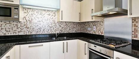 Kjøleskap, mikrobølgeovn, ovn og kokeplater