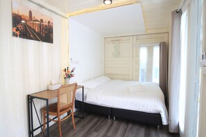 Desk, laptop workspace, blackout curtains, iron/ironing board - Day off house near Walking street (Chiang Mai)