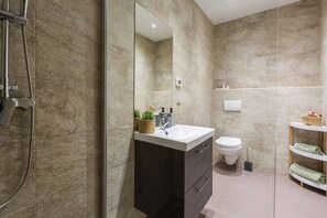 Douche, séchoir à cheveux, serviettes fournies