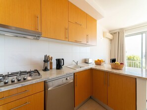 Kylskåp, mikrovågsugn, ugn och spishäll