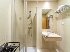 Douche, sèche-cheveux, bidet, serviettes fournies