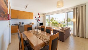 Un apartamento moderno con comedor, cocina y un balcón con vistas.