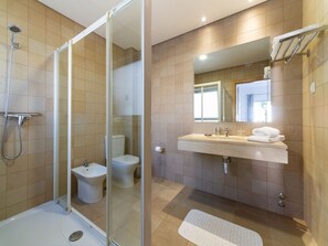 Dutxa, assecador de cabells, bidet i tovalloles 
