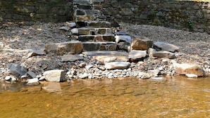 A stone staircase leading up to a yellow building with windows. - Villa Rotschoenberg im Tal der Freiberger Mulde (Großschirma)