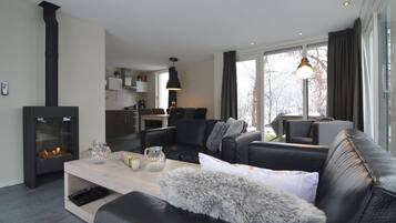 Een televisie en een open haard