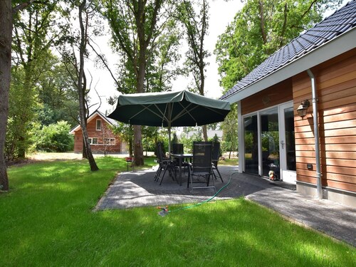 House in Reutum with Jacuzzi & Forest View