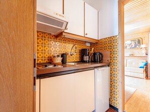 Refrigerador, lavavajillas, mesa de comedor