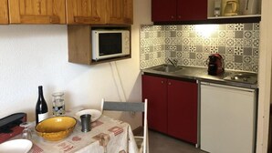 Wasserkocher mit Kaffee-/Teezubehör, Mikrowelle, Ofen, Toaster