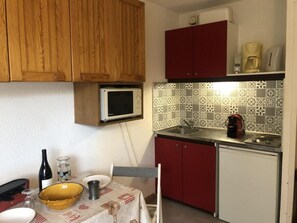 Cafeteira/chaleira, micro-ondas, fogão, torradeira