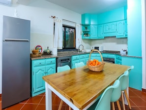 Fridge, microwave, oven, stovetop - Carcavelos Villa with Pool (Carcavelos)