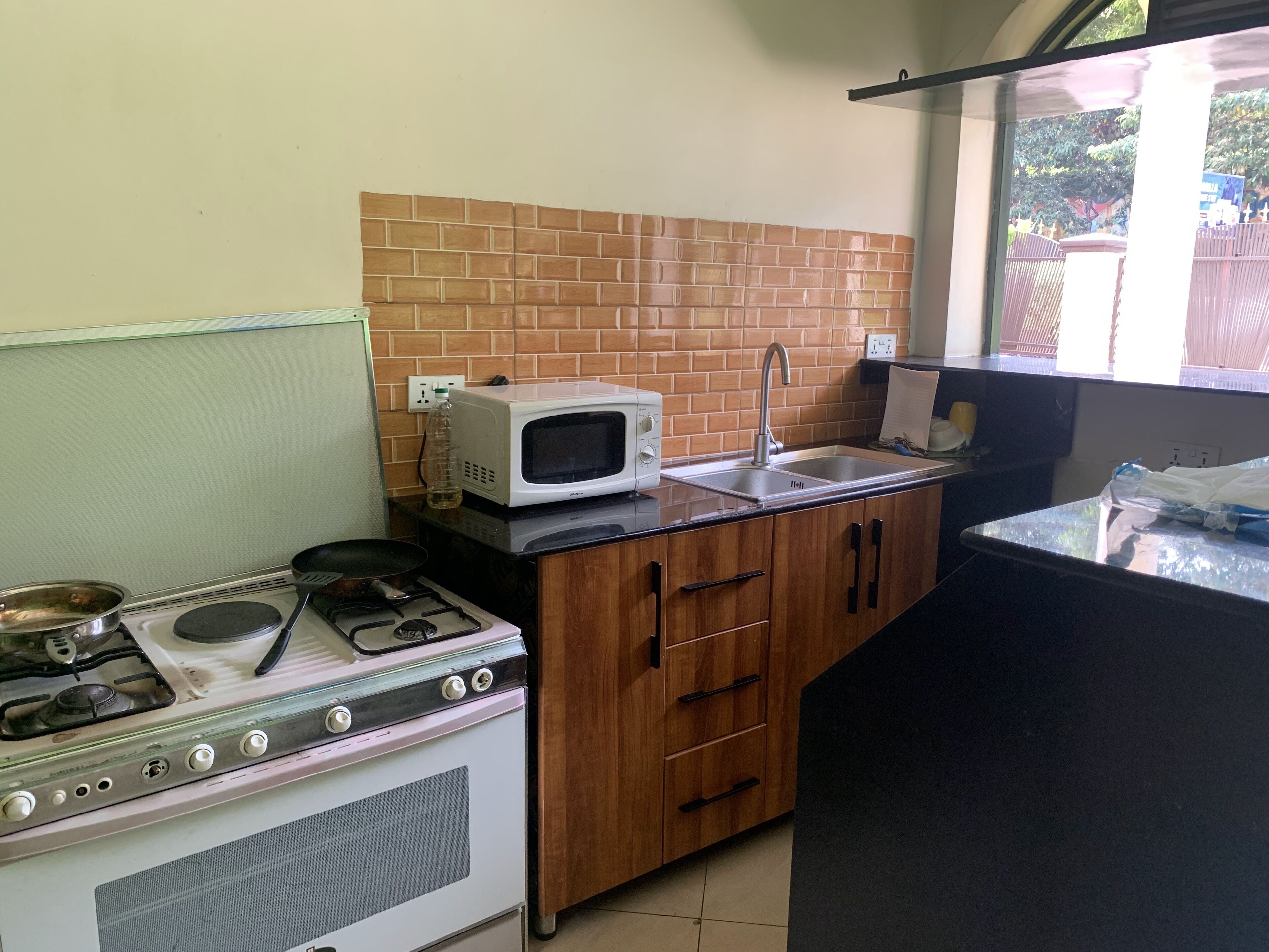 Microwave, oven, dan mesin pembuat kopi/teh