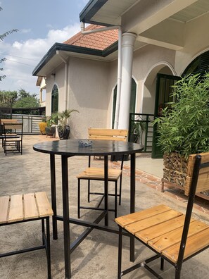 Outdoor dining - Gorilla Home Stay (Kigali)