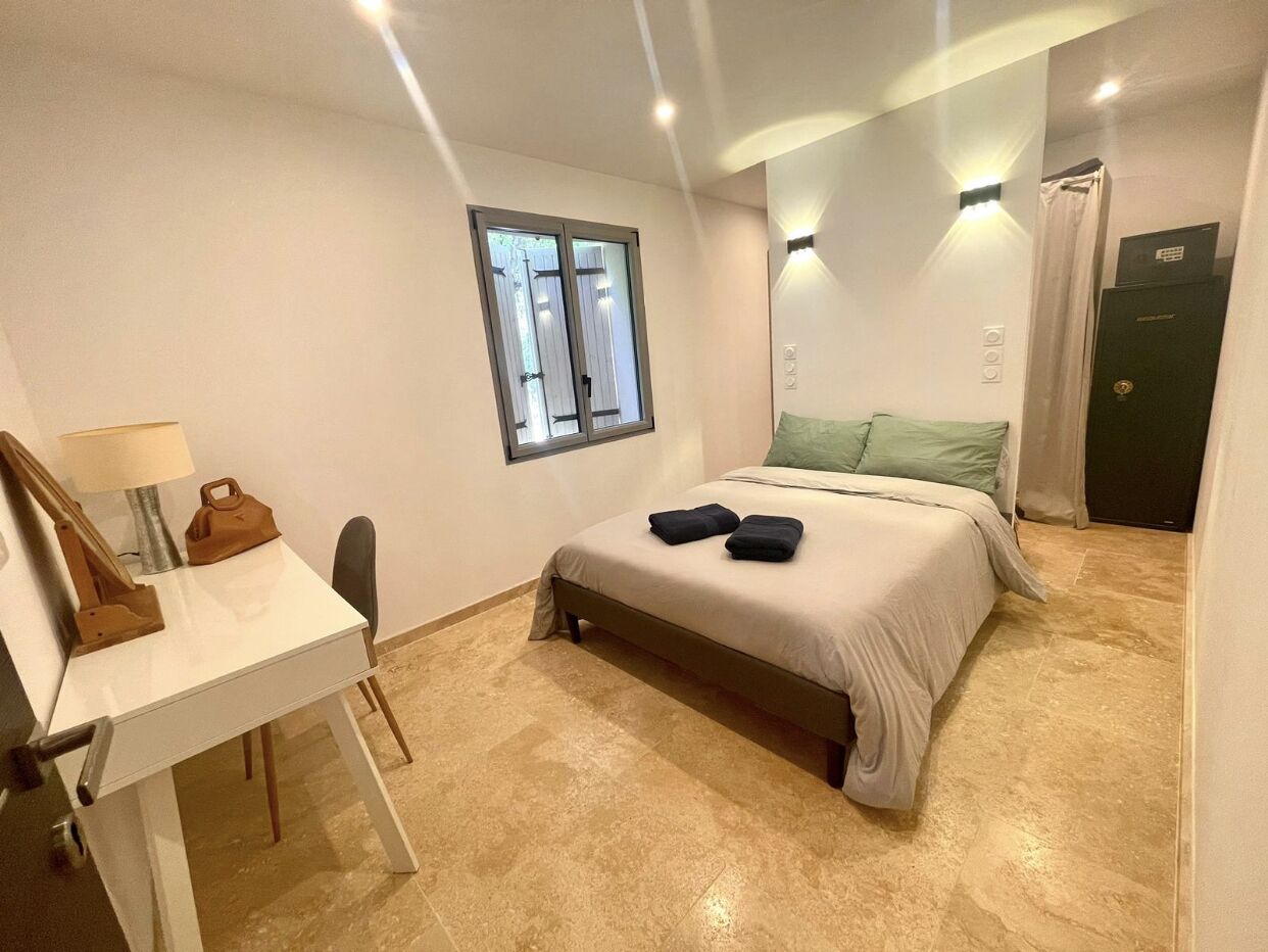 4 chambres, coffres-forts dans les chambres, bureau