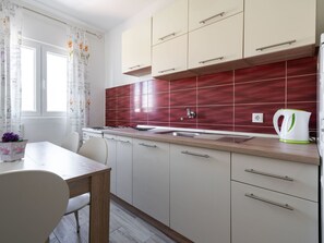 Fridge, oven, stovetop, toaster - Holiday Home in Rogoznica near Beach (Rogoznica)