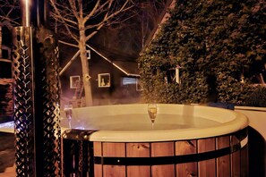 Outdoor spa tub - Atelier house with hot tub (Sleen)