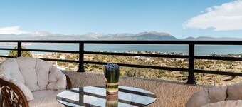 Holiday villa with sea view in Paralia Avlidas