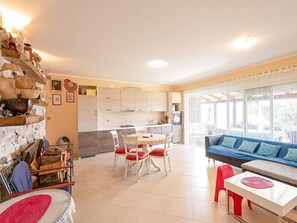 TV, caminetto, tavolo da calcetto