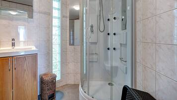 Bathtub, towels