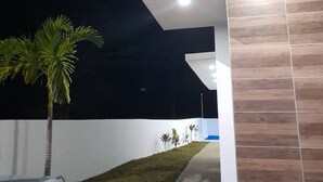 Un bâtiment moderne à l’extérieur blanc, agrémenté d’un panneau décoratif en bois.